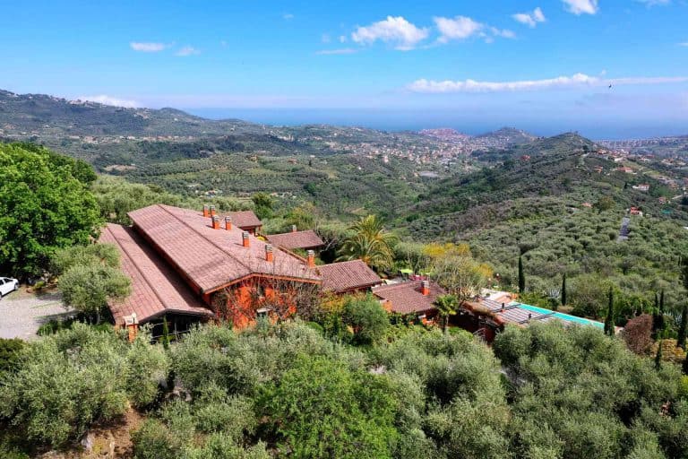 Vista dall'alto dell' Agriturismo Relais San Damian, Imperia, Liguria, Italia