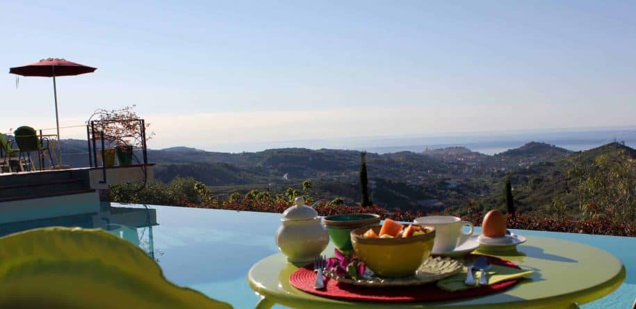 Colazione a bordo piscina, Relais San Damian, Imperia, Liguria, Italia